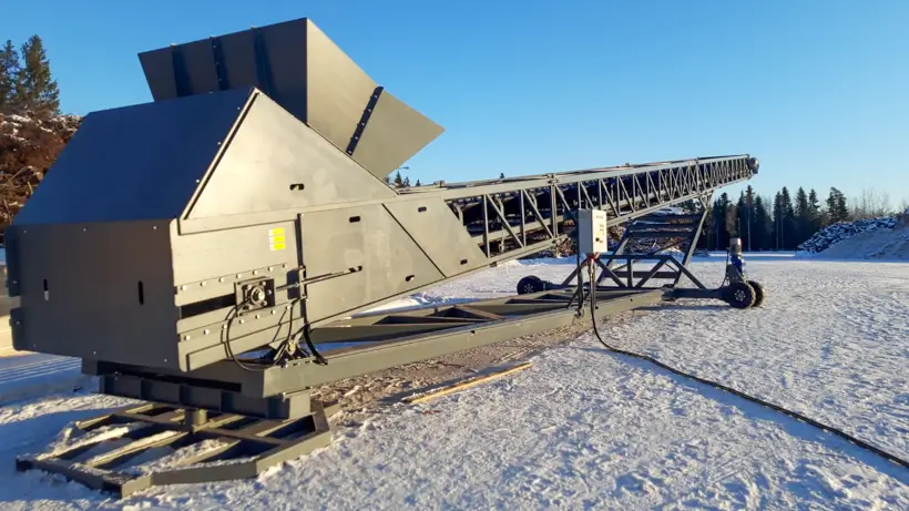 Mobile conveyor with wheels and bunker