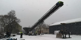 Mobile conveyor with wheels