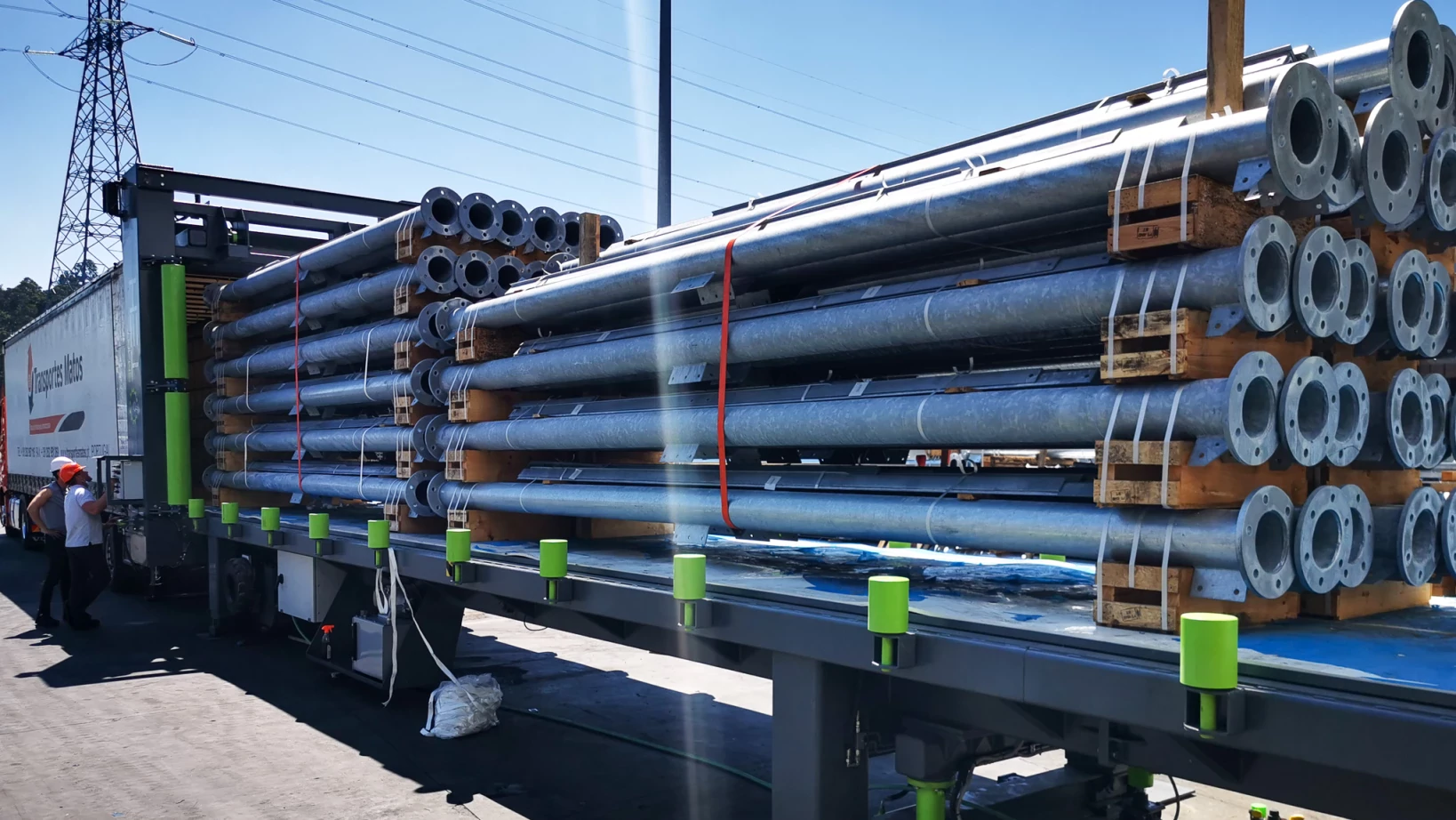 Container Loading with metal pipes in Porto