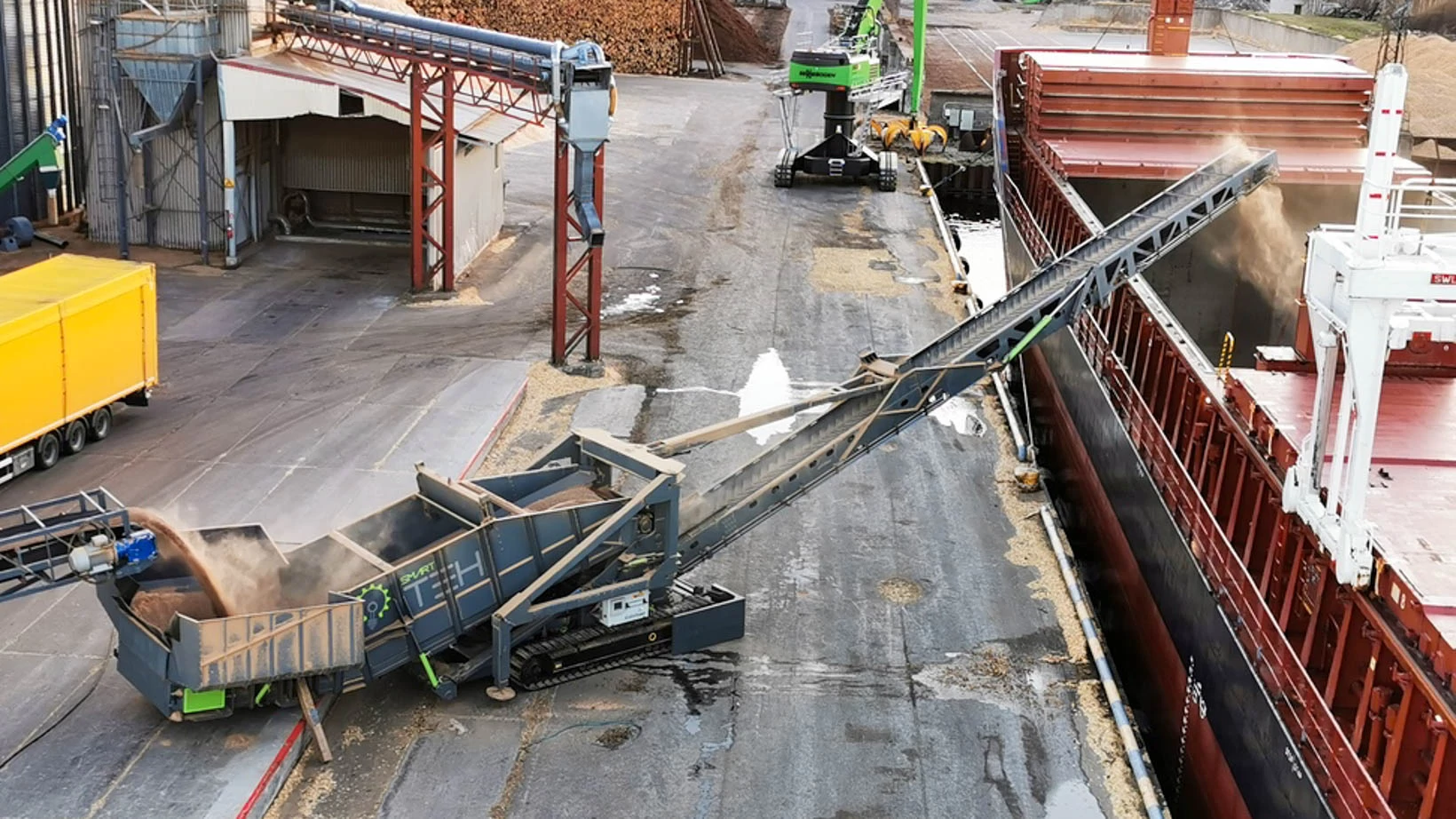 Conveyor loading the ship