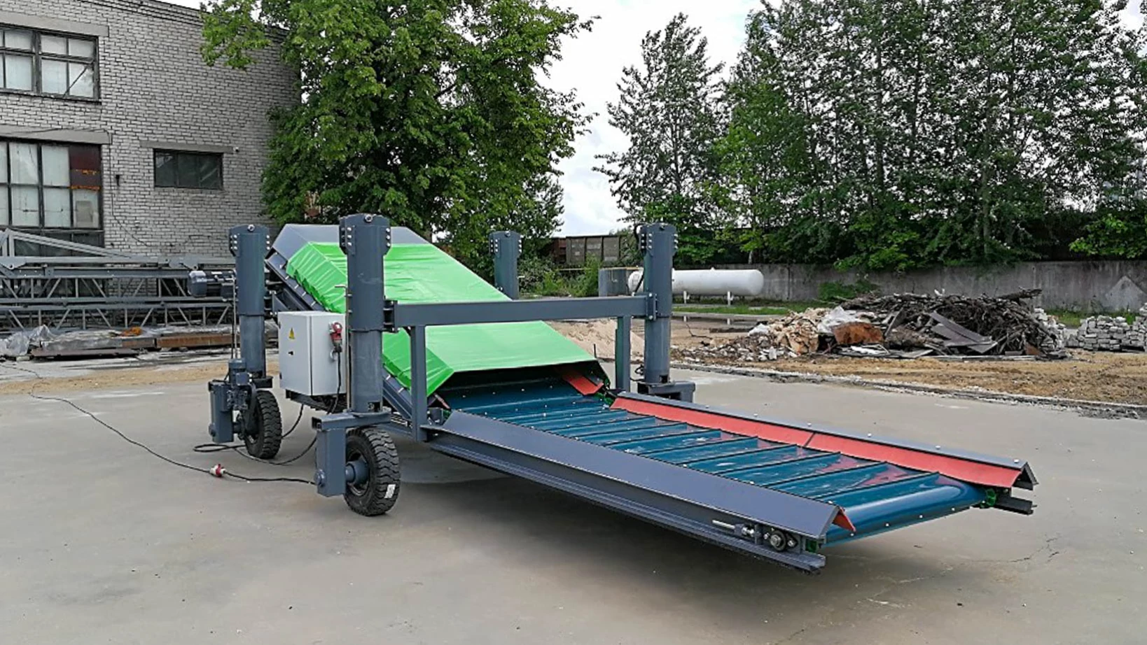 Mini hopper wagon unloading system