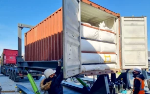 Unloading big bags from container