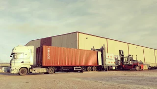 Wooden material loading in container 